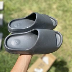 Yeezy Slide – Size 9.5 (Onyx) – Brand New / Gently Used