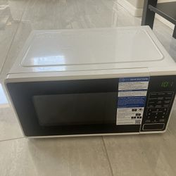Brand New Mainstay Microwave 