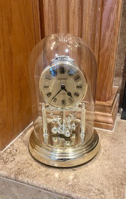 Seiko Quartz Anniversary Clock. Rotating Pendulum