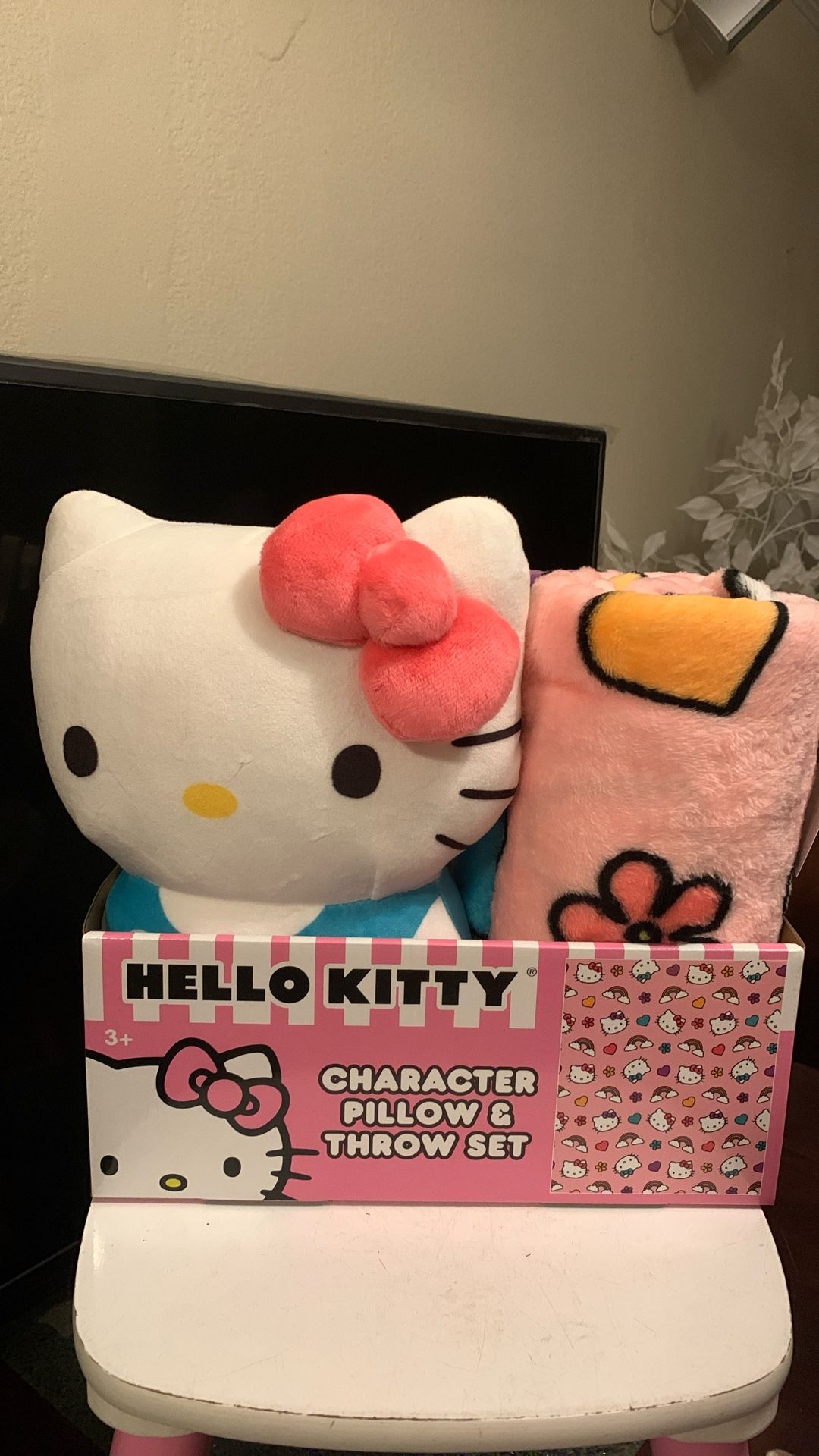 Sanrio HELLO KITTY CHARACTER PILLOW & THROW SET