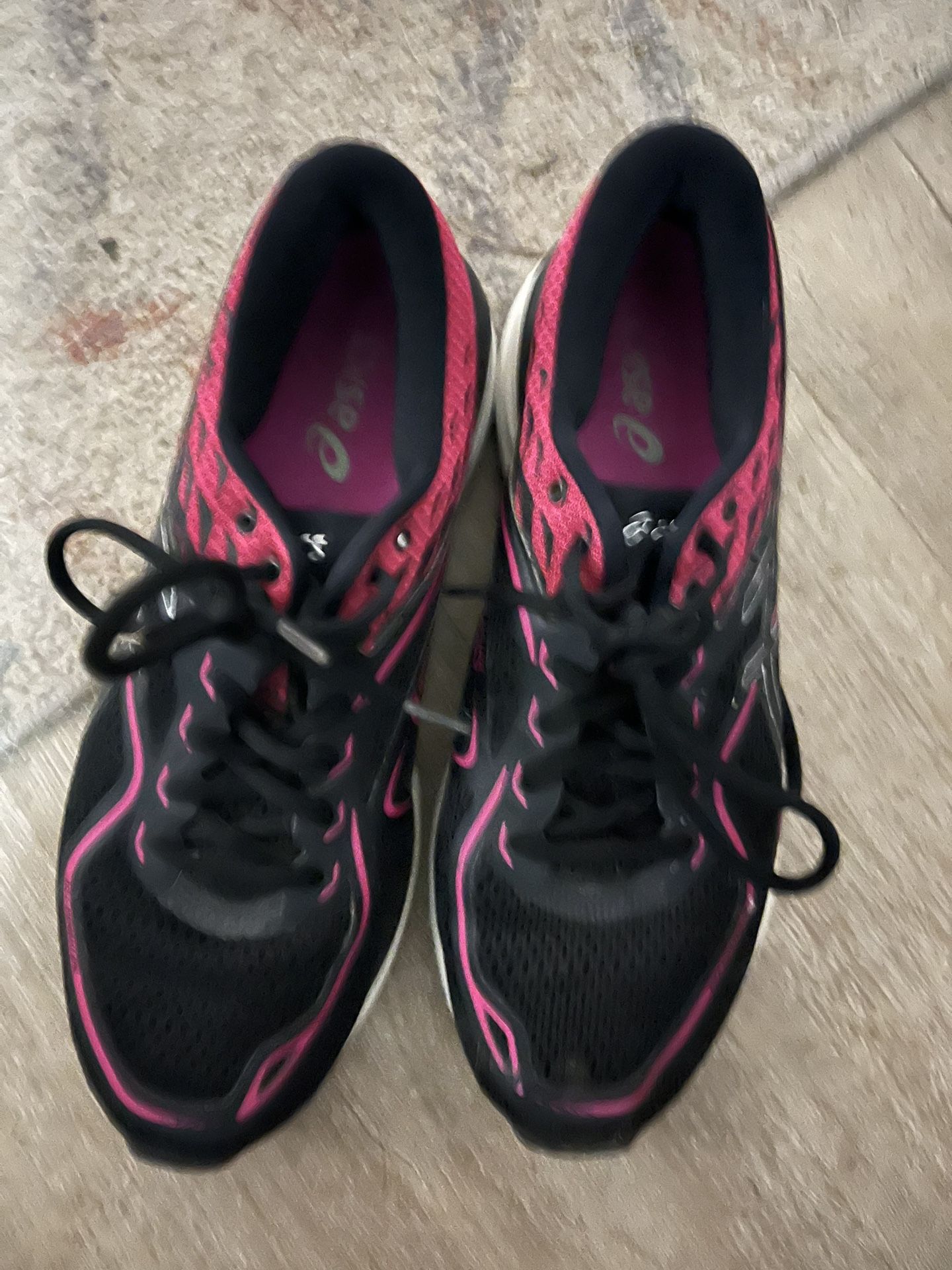 Lightly Used Women’s Tennis Shoes