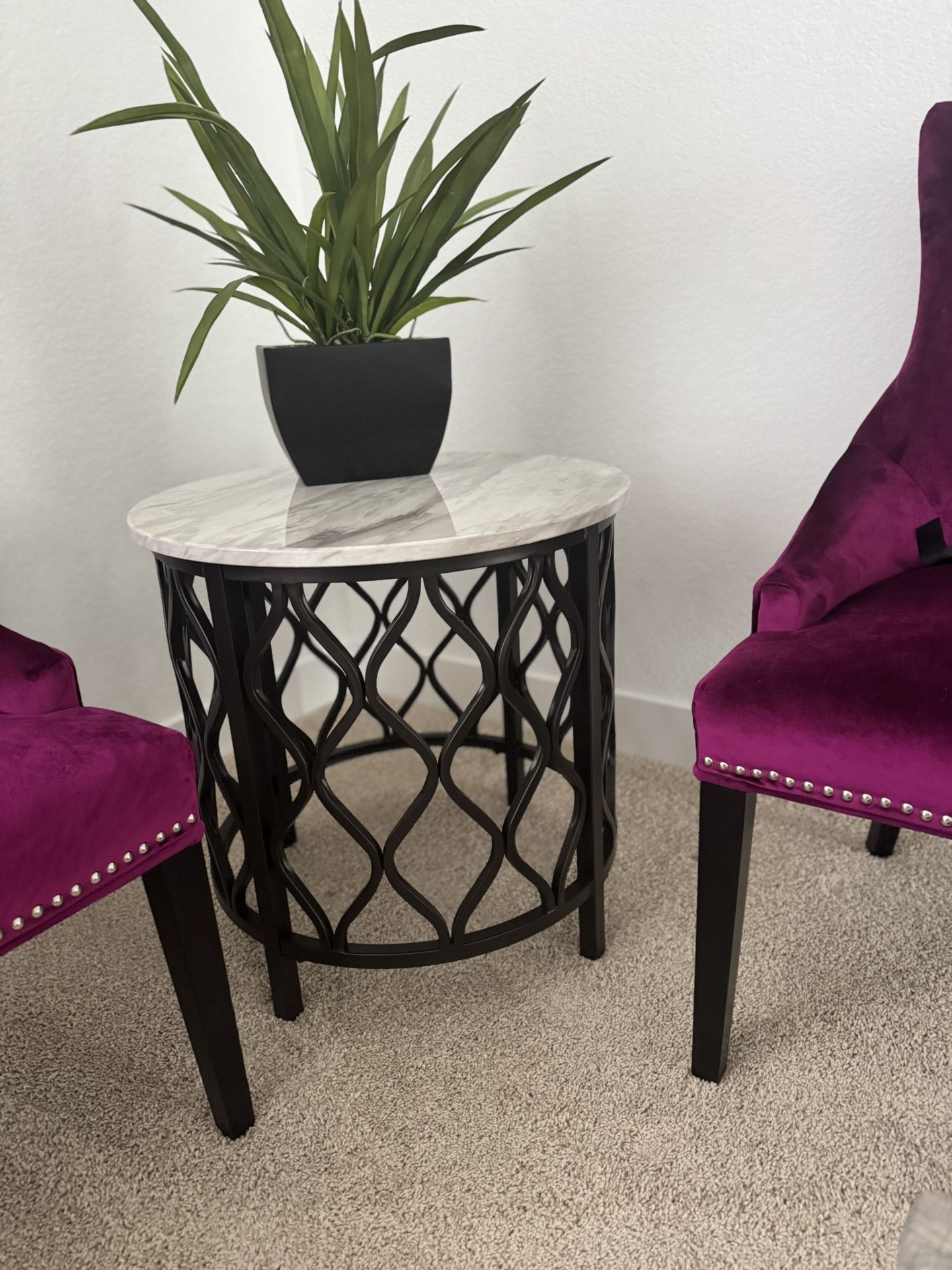 Modern Round Accent Table – Marble Top & Metal Base