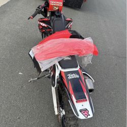 Honda 2005 Motor 450 .. If you're interested, I can trade it for gardening tools and some cash. Don't miss out on this opportunity!