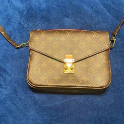 Brand New L.V bag (2,760$) for 500$