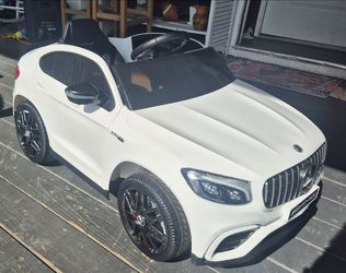 Kids ride on Mercedes