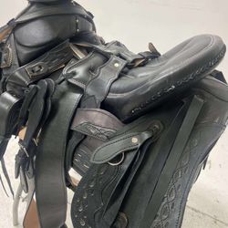 Montura charra forrada de cuero con cantinas desmontables