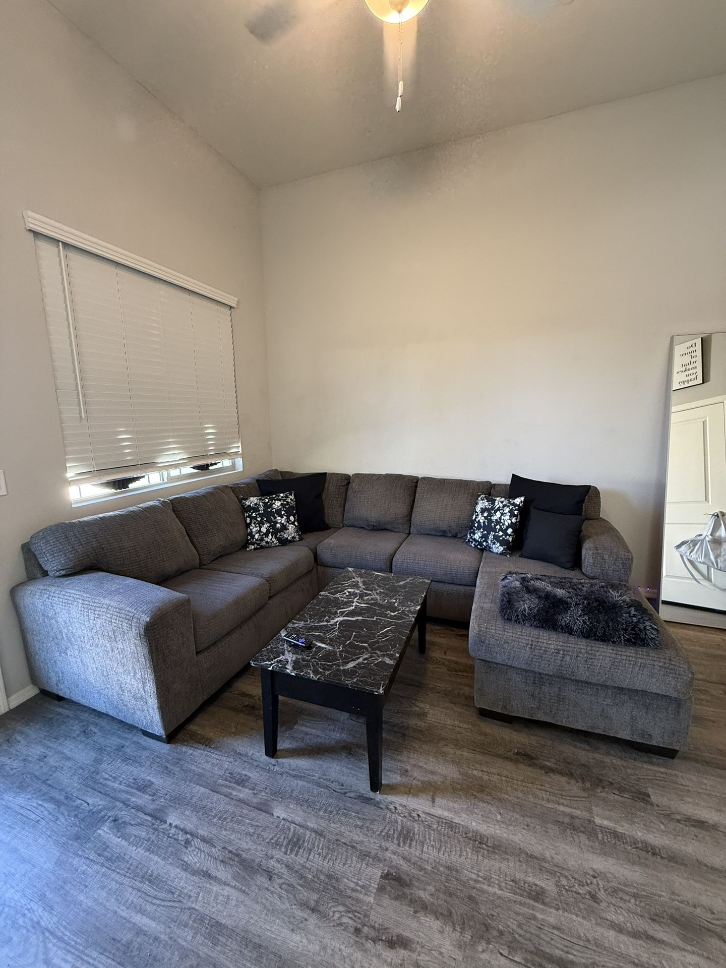 Modern Gray Sectional Sofa – Comfortable & Spacious