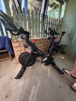 2022 Like New Peloton Indoor Exercise Bike