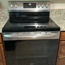 Electric Stove Frigidaire Silver And Black Used One Year i Very Good Condition 