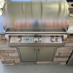 Beautiful outdoor kitchen/BBQ island essentials! BBQ Grill, fridge, access doors, drawers, sink & faucet. Please see below for approx measurements and