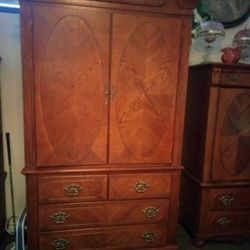 Oak Bedroom Set Queen Bed No Mattress It Comes With A Footboard Headboard To Side Panels And Three Cabinets Very Good Shape