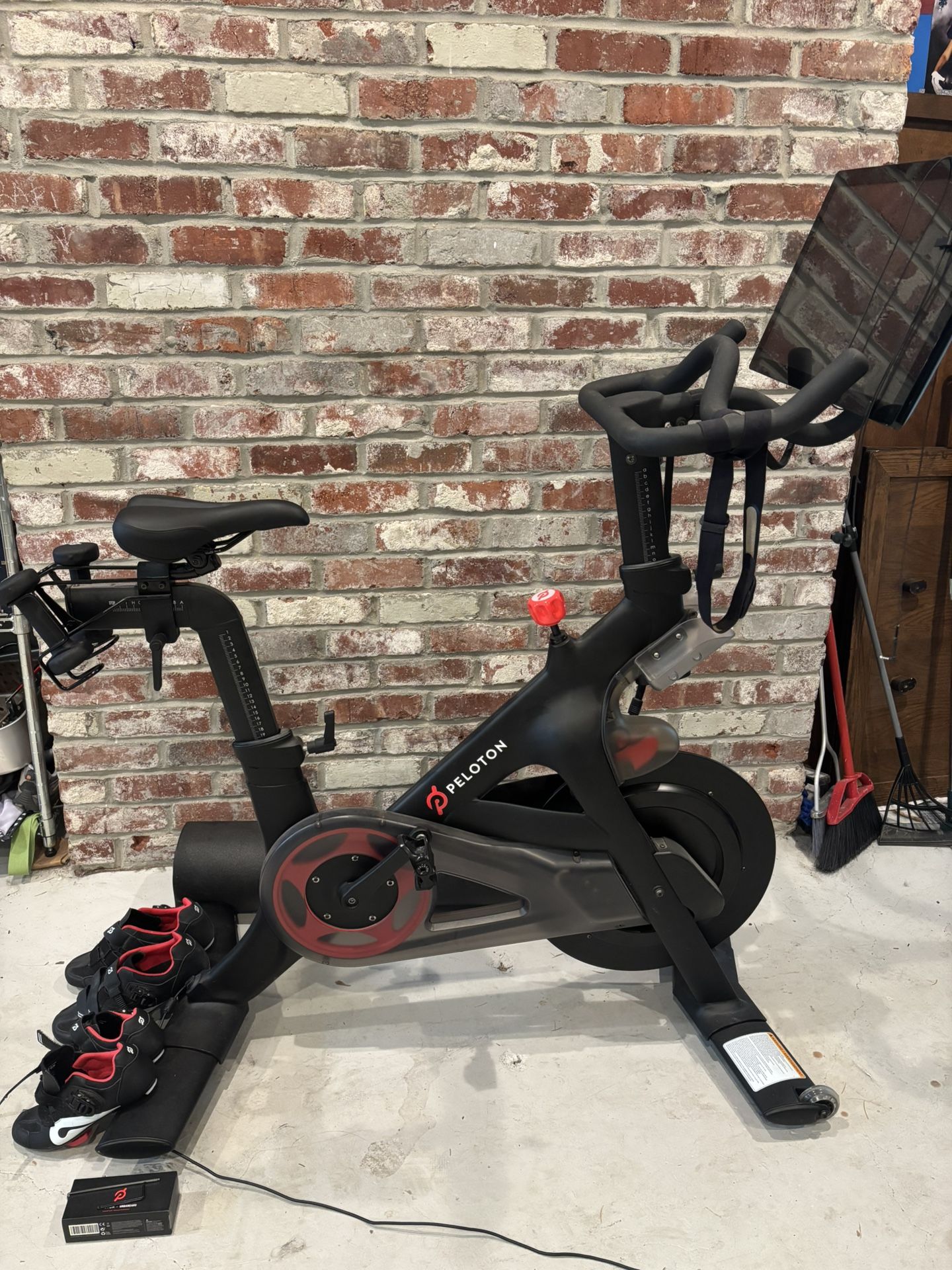 Peloton Bike Bundle T1909PL01189717 Latest Generation Screen Headphones Weights Size 45 + 38 Shoe
