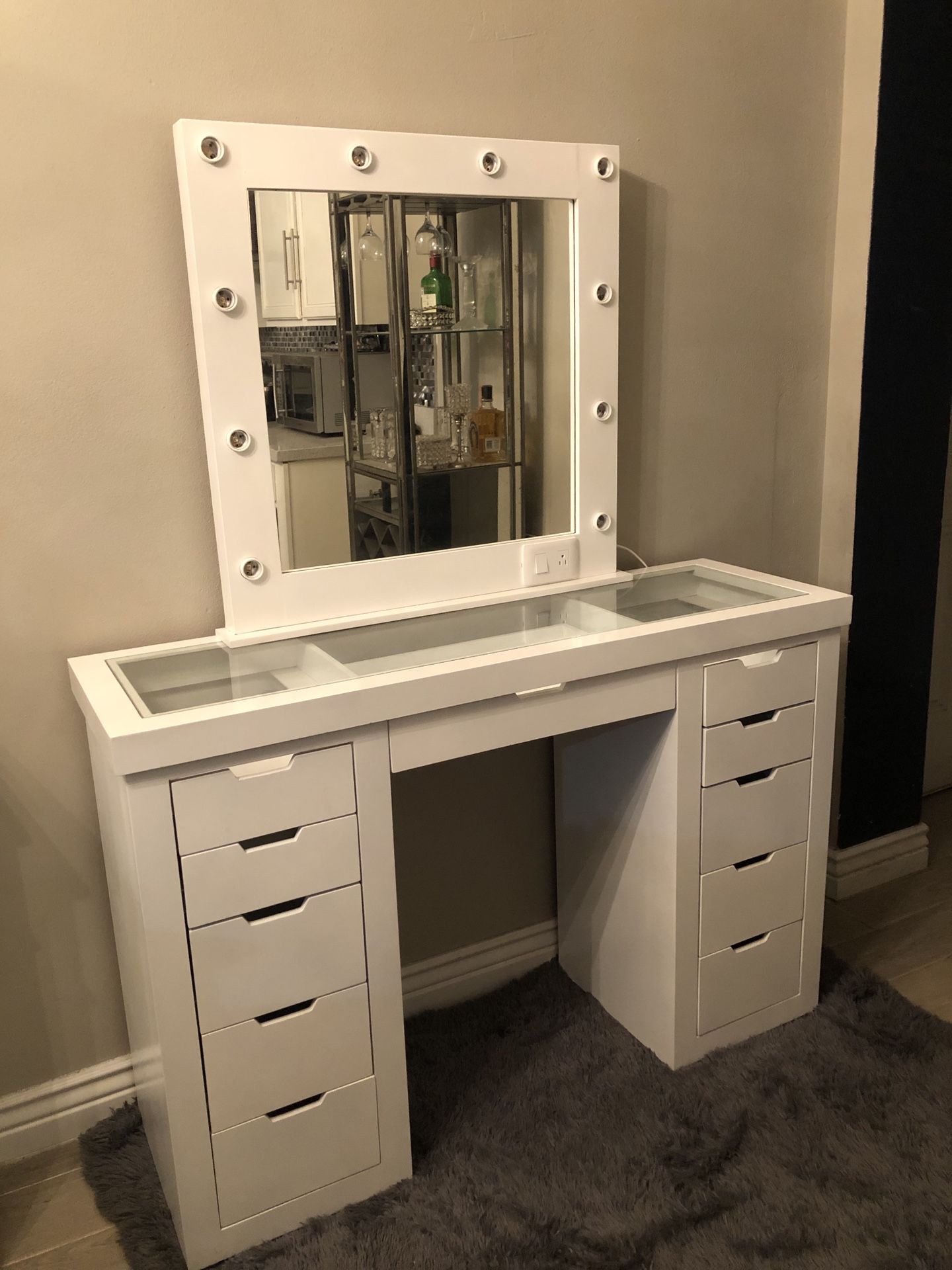 Vanity desk with mirror