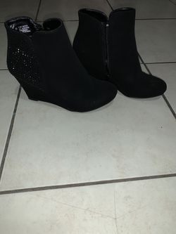 Size 5.5 Black suede-like cute booties