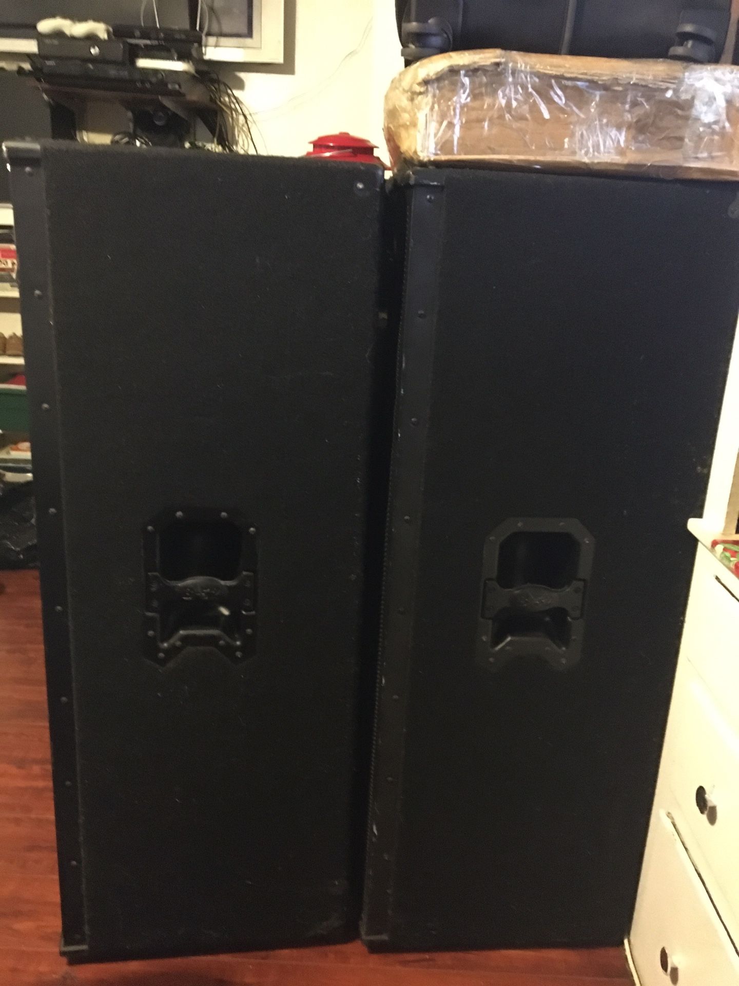Vendo equipo de Dj completo marca de bocinas B52 amplificador misma marca el cerebro es marca American audio