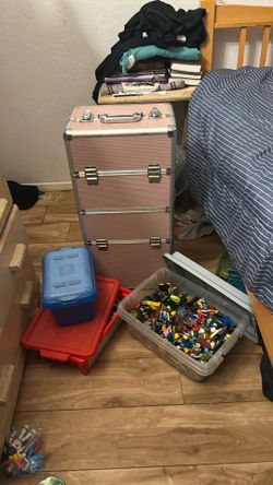 ALOT IF LEGOS AND MINIFIGURE PARTS