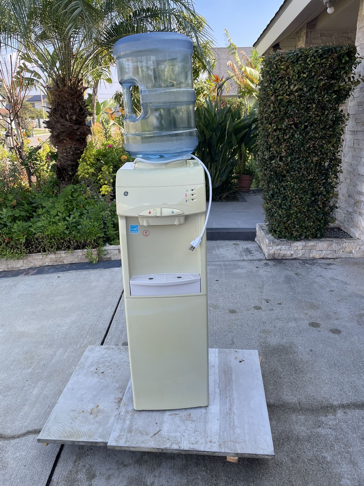 GE hot and cold water dispenser