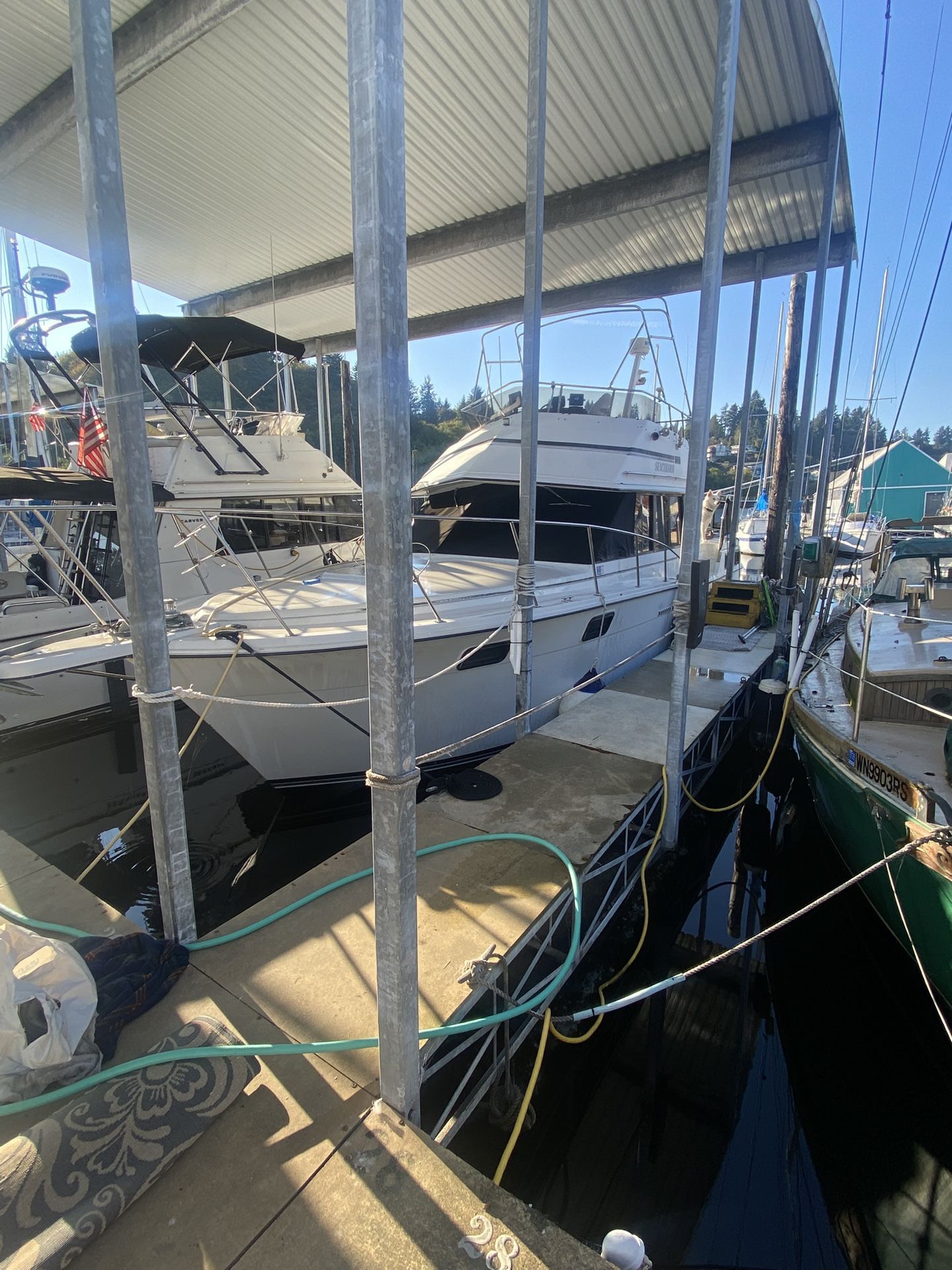 1989 Carver Aft Cabin Double Stateroom