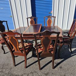 Beautiful dining room table with 6 chairs and a leaf. 1 chair needs 2 screws. Make offer. 