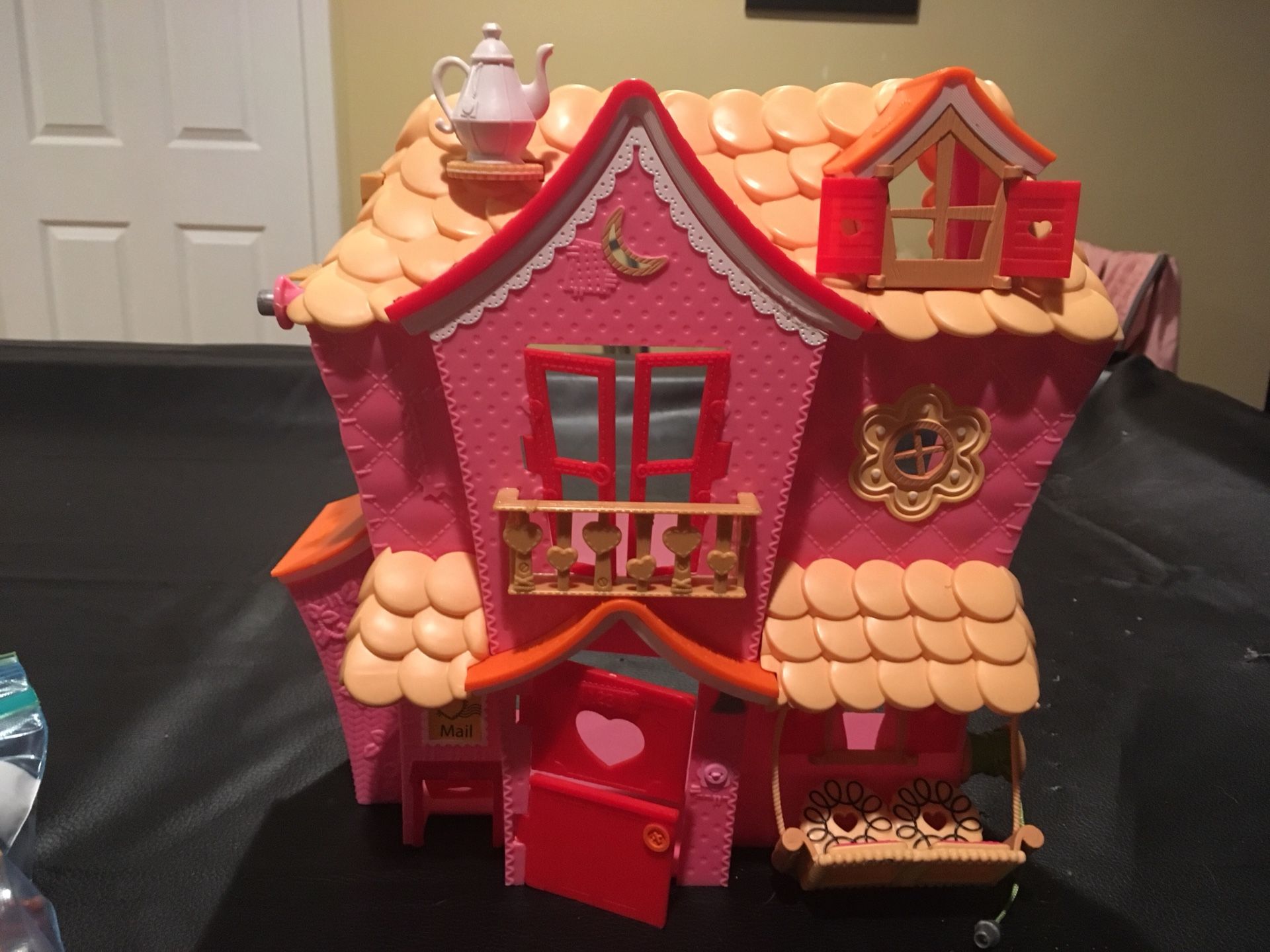 Lalaloopsy sew sweet doll house and accessories