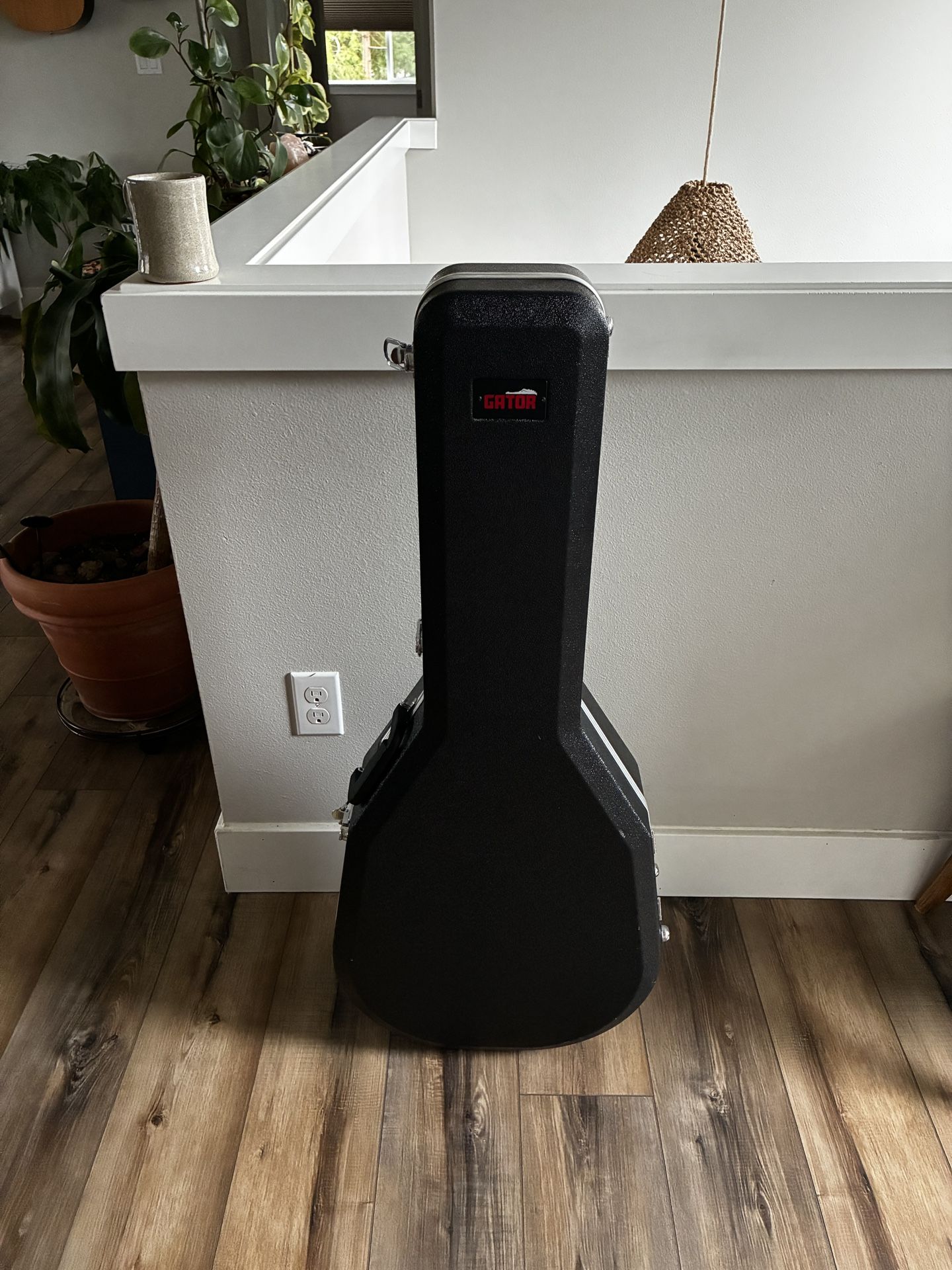 Gator Guitar Hard Case With Lock