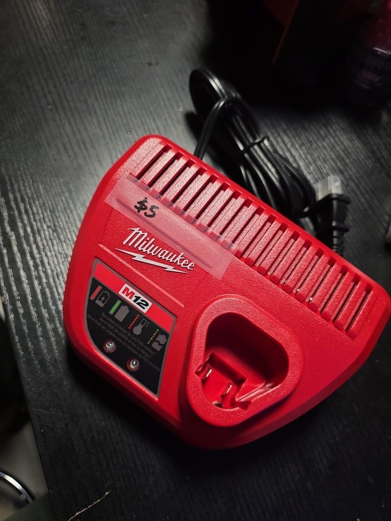 Milwaukee M12 Charger