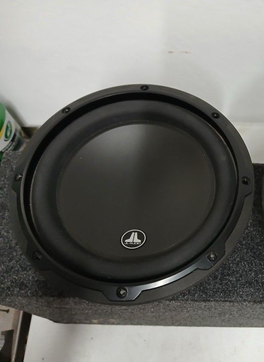 1 - 8" JL Audio 8W3V3-4 Subwoofer 