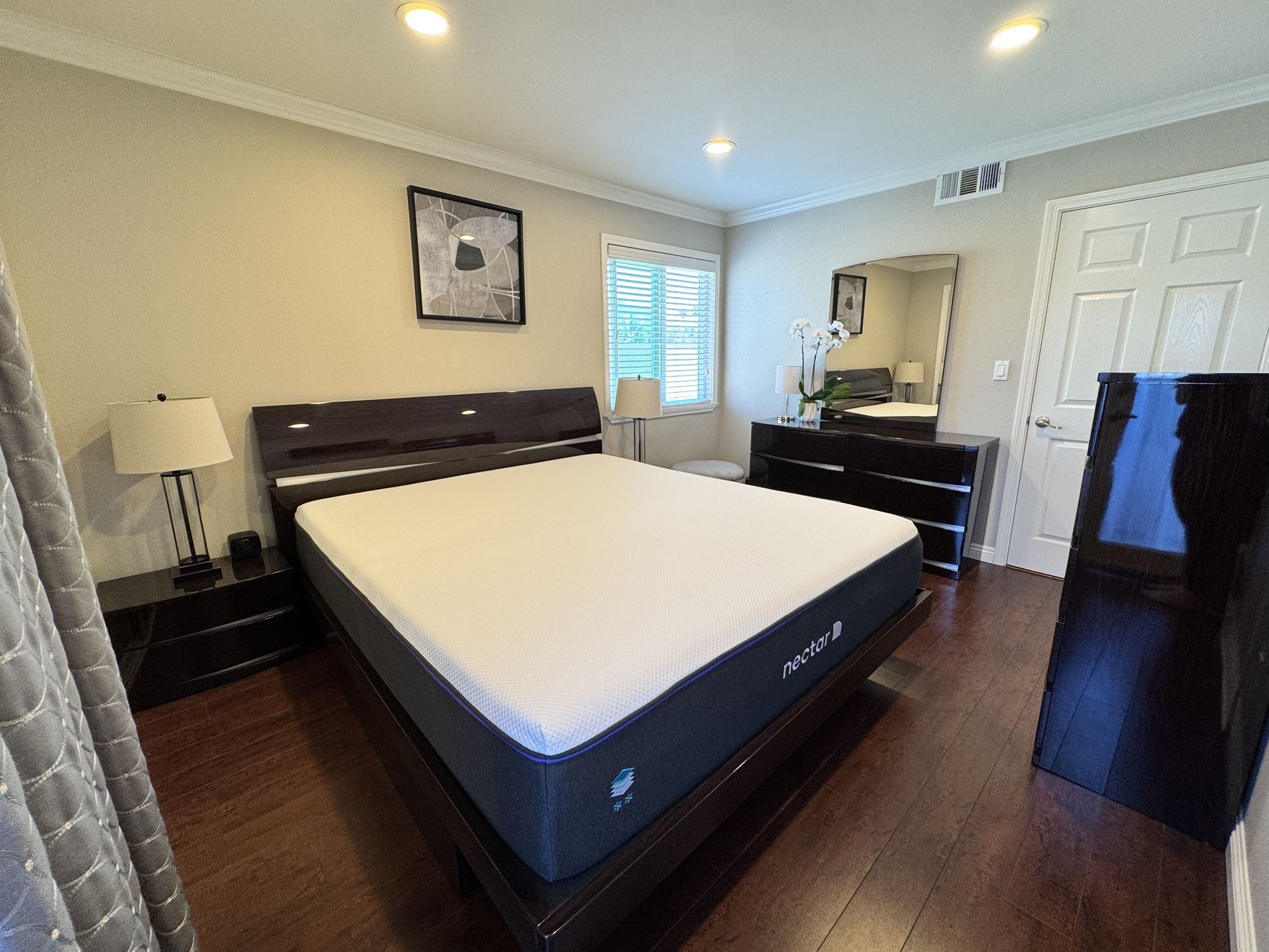 California King Bedroom Set – Excellent Condition (Mattress Included)