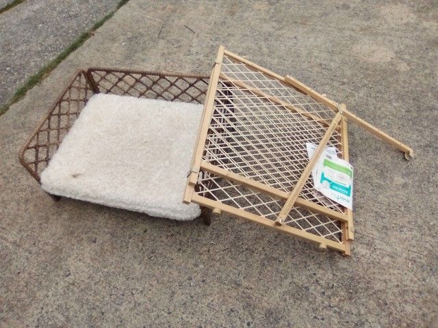 Pet Gate +Pet Pillow 20.00