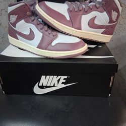 Jordan Size 7Y or 8.5Women 