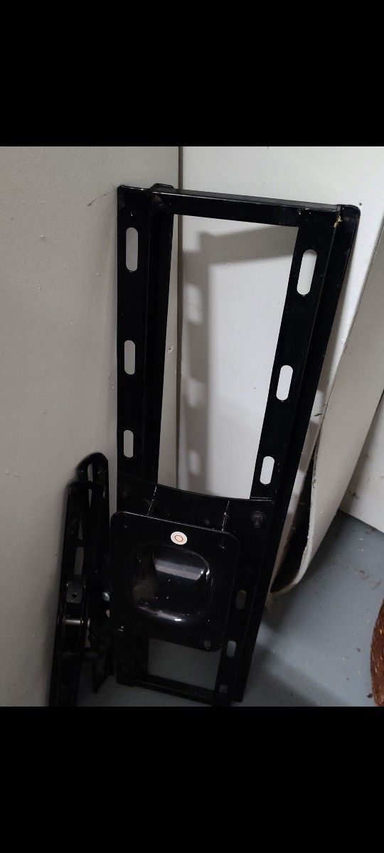 Wall Mount For Flat Screen TV And It Swivels
