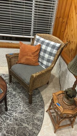 Wicker captain chair