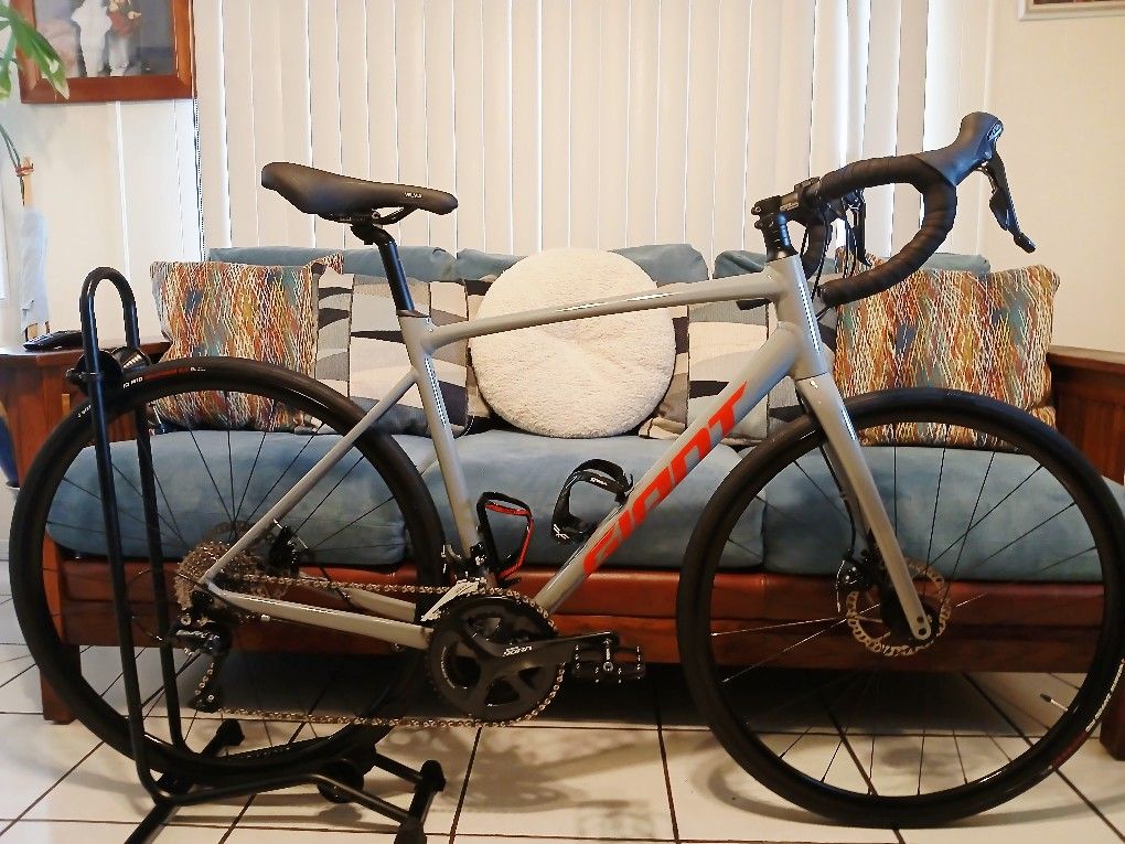 2021 Giant Conted AR-3 gravel Roadbike Size 55cm M/L 18 Speeds Shimano Sora Like New..