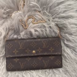 Classic Louis Vuitton Monogram Sarah Wallet