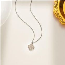 Silver Clover Pendant Necklace – Minimalist Style