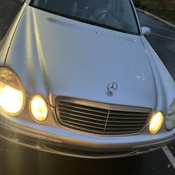 2006 E350  (black Rims)