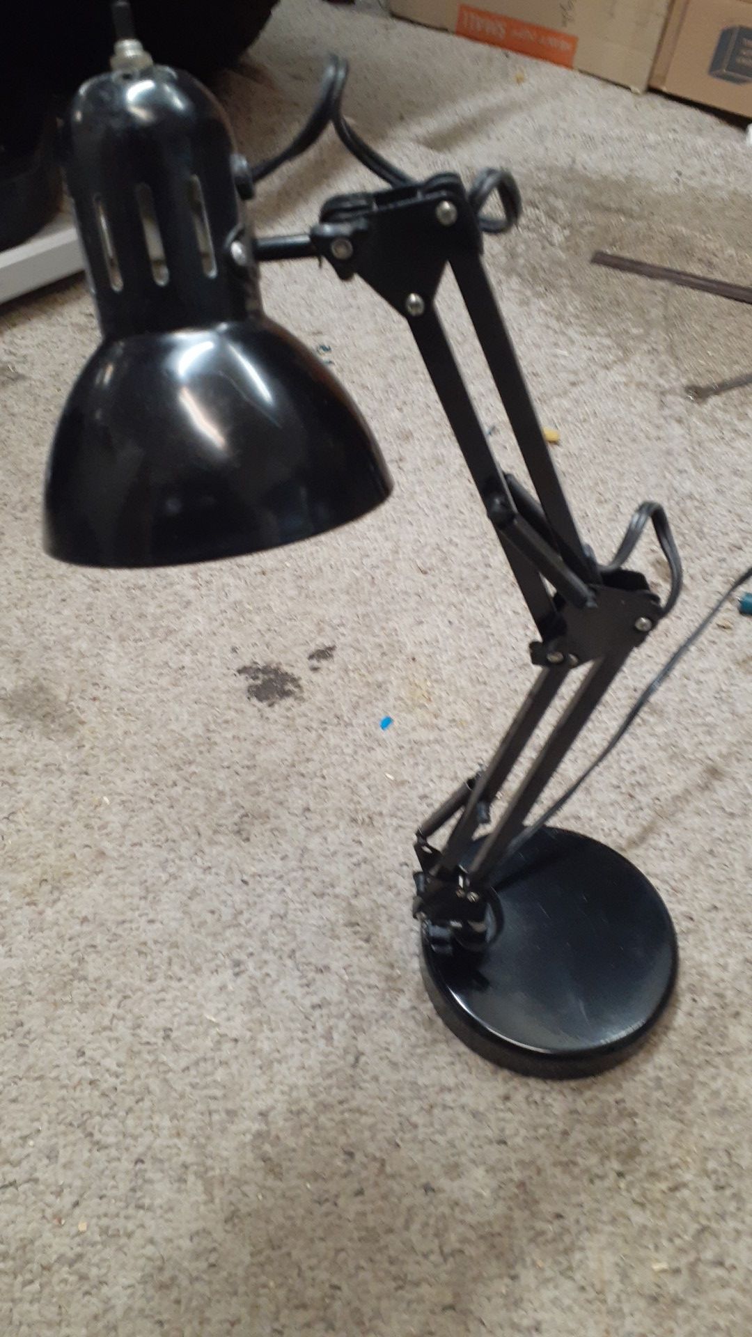 Desk lamp articulating