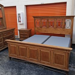 King Sz Bedroom Set With Boxspring good condition