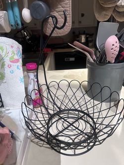 Black Metal Fruit Basket with Banana Hanger