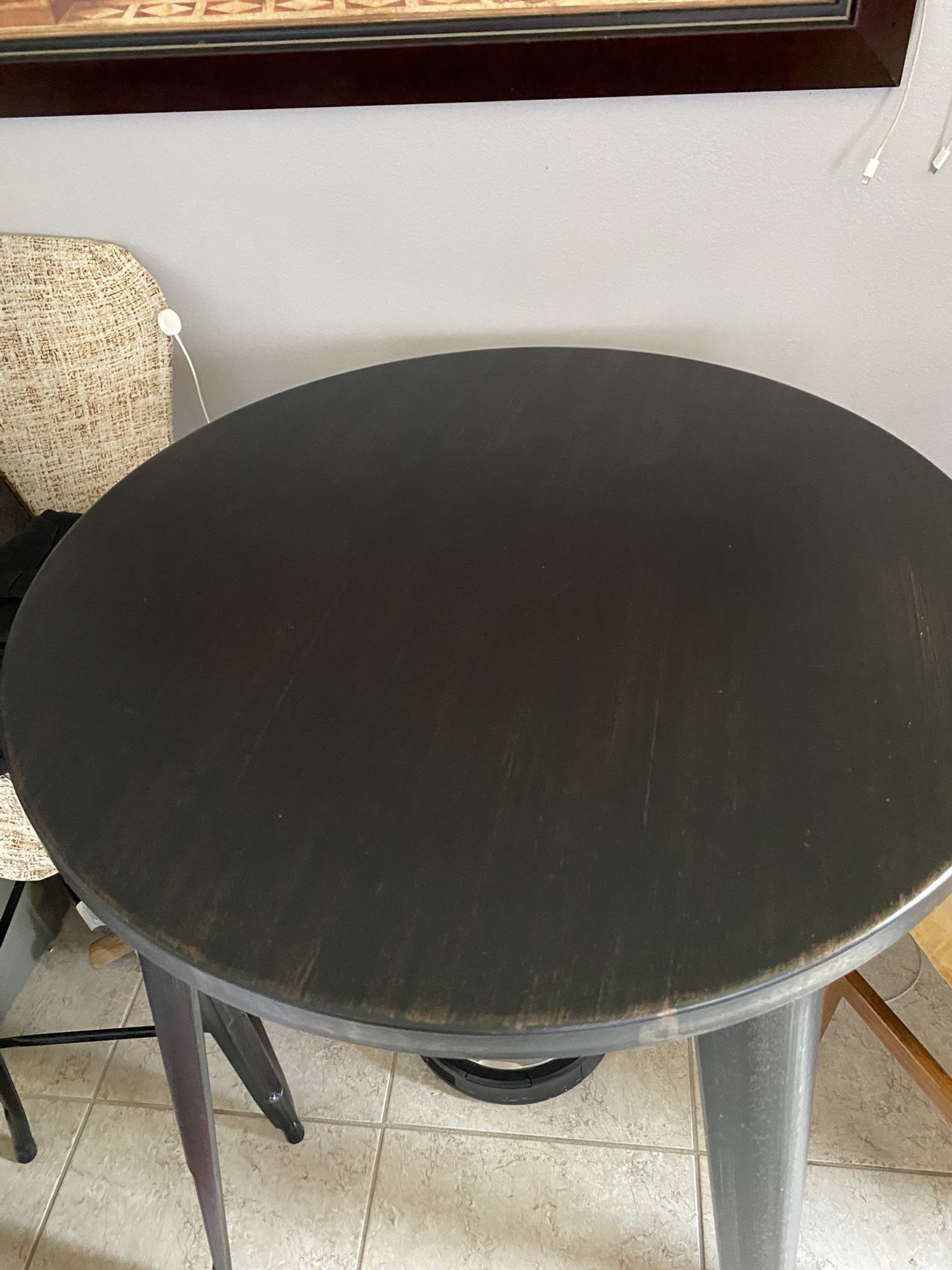 Mesa Con Dos Sillas De Metal