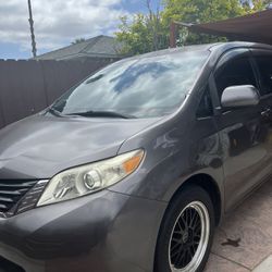 Toyota Sienna 2011