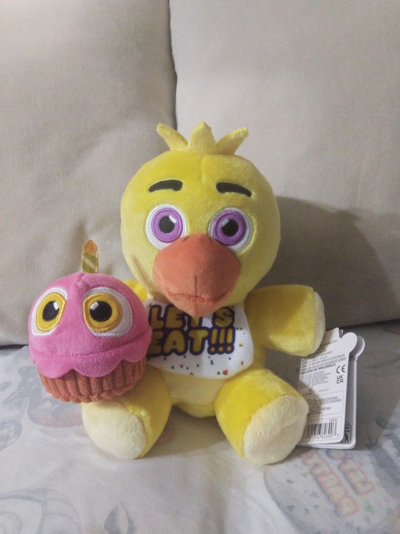 FNAF Plush - Jazwares Chica w/ Cupcake Plush, Brand new with Tags! Eyes glow in the Dark!!