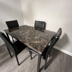 Mesa de Comedor Y Cuatro Sillas 