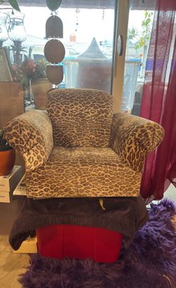 Miss leopard chair