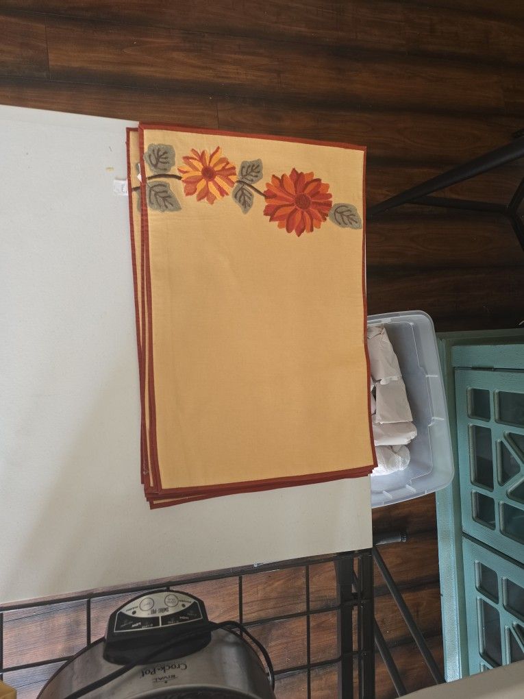 Place Settings For 10- 10 Place Mats And 10 Napkins 