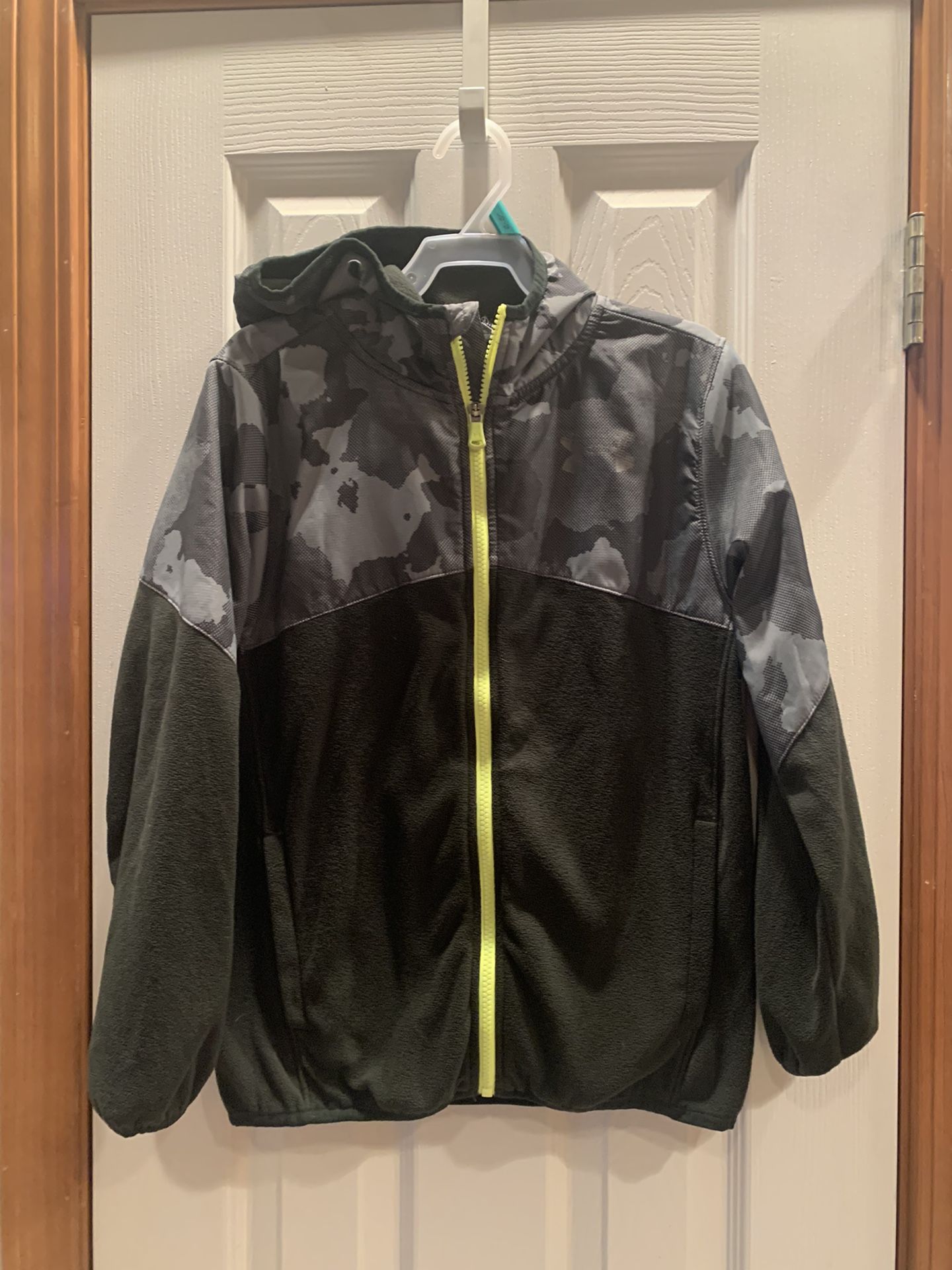 🗣Under Armour Size Medium Youth Zippered Hoodie.  The black portion is fleece material.  