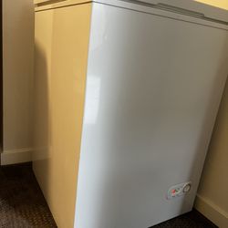 COOLHOME 3.5 Cubic Feet Chest Freezer  Free Standing Compact