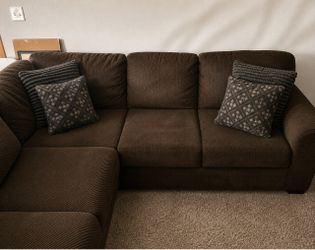 Brown Sectional with 6 pillows