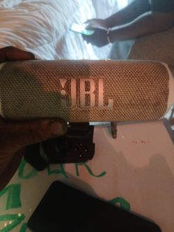 j.b.l. flip 7 speaker white