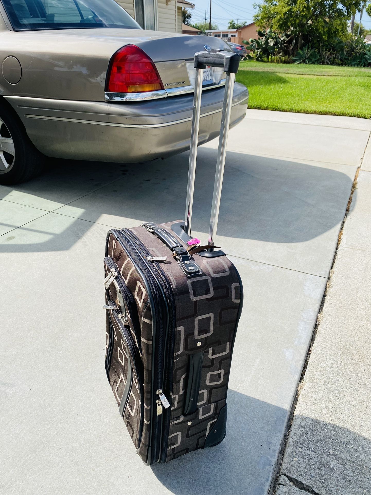 suitcase, Carry-On, Expendable see description